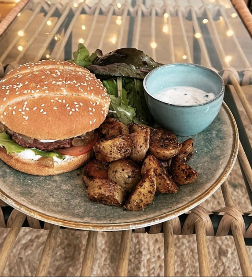 Burger végétal Beyond Meat, salade et pommes de terre rôties