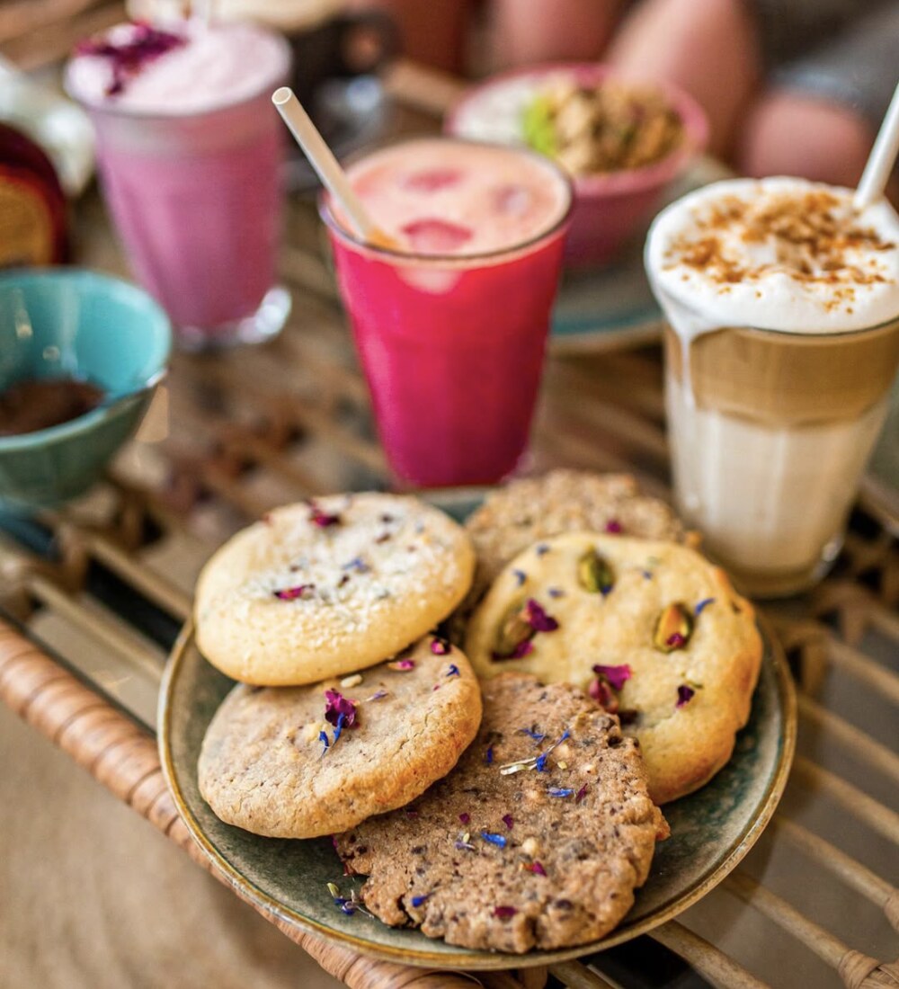 Cookies aux fleurs comestibles et boissons gourmandes