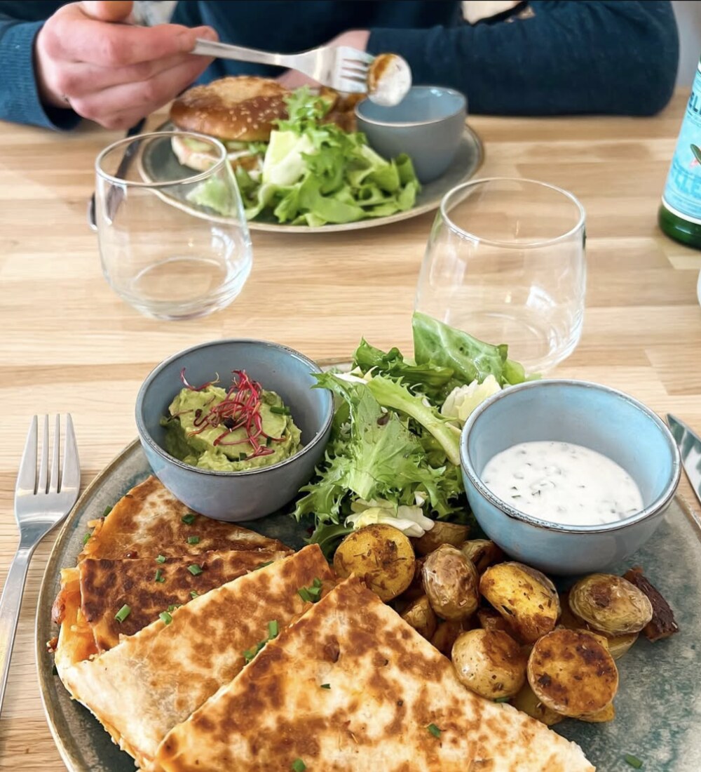 Quesadilla maison, guacamole et pommes de terre rôties